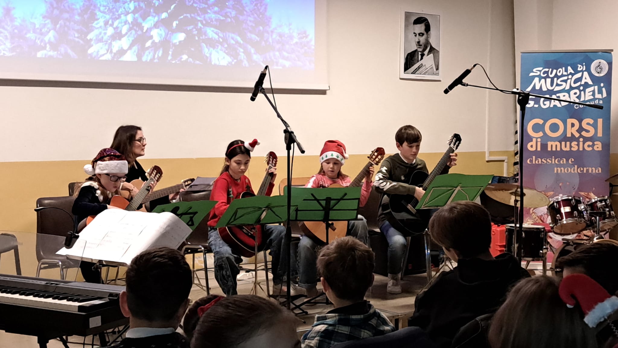 Allievi di chitarra sul palco durante il saggio di Natale