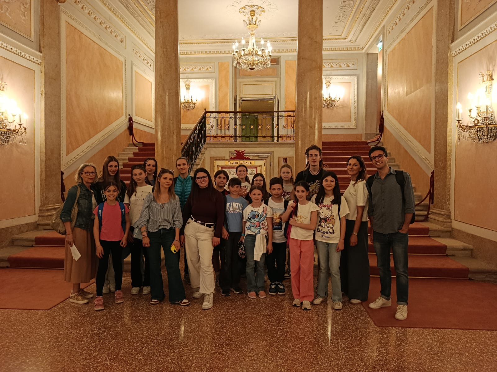 Allievi e insegnanti nell'atrio del Teatro La Fenice di Venezia